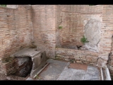 08078 ostia - regio v - insula ii - terme del filosofo (v,ii,6-7) - raum (4) - latrine - nische - brunnen - westseite - suedwestecke - marmorsitz.jpg